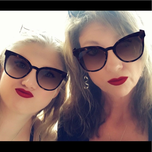 Meet your Poshers, Regina & Ashley - Picture 2 of 3